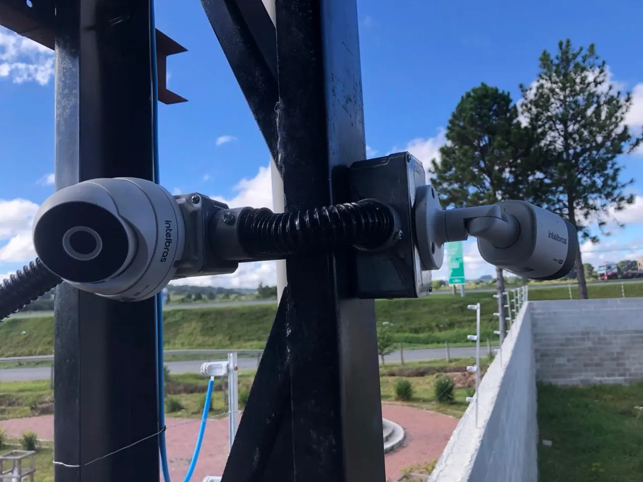 Câmeras de segurança externas instaladas pela Adritel