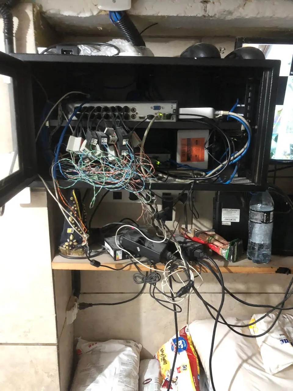 Rack de equipamentos antes da organização realizada pela Adritel