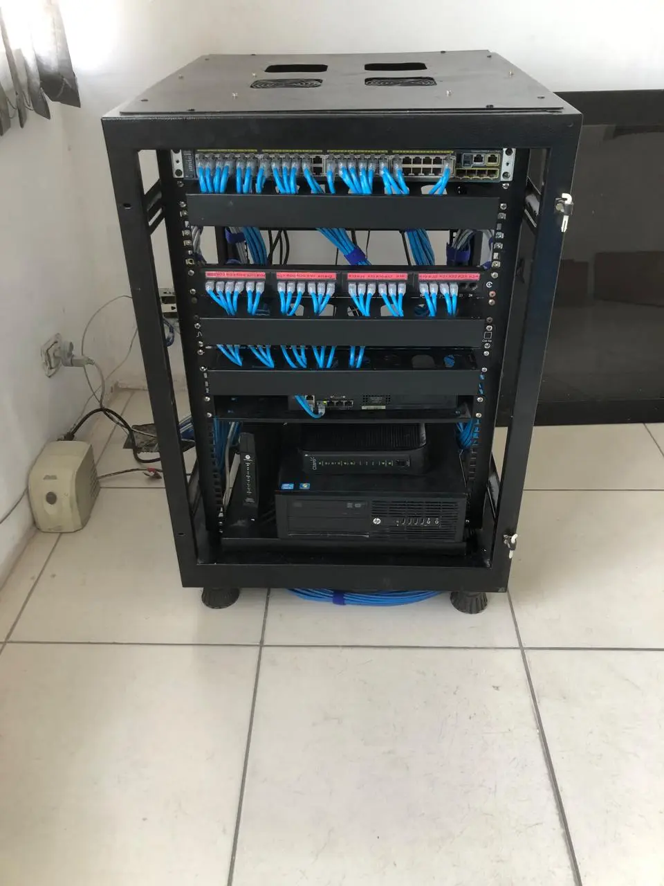 Rack de equipamentos após organização realizada pela Adritel
