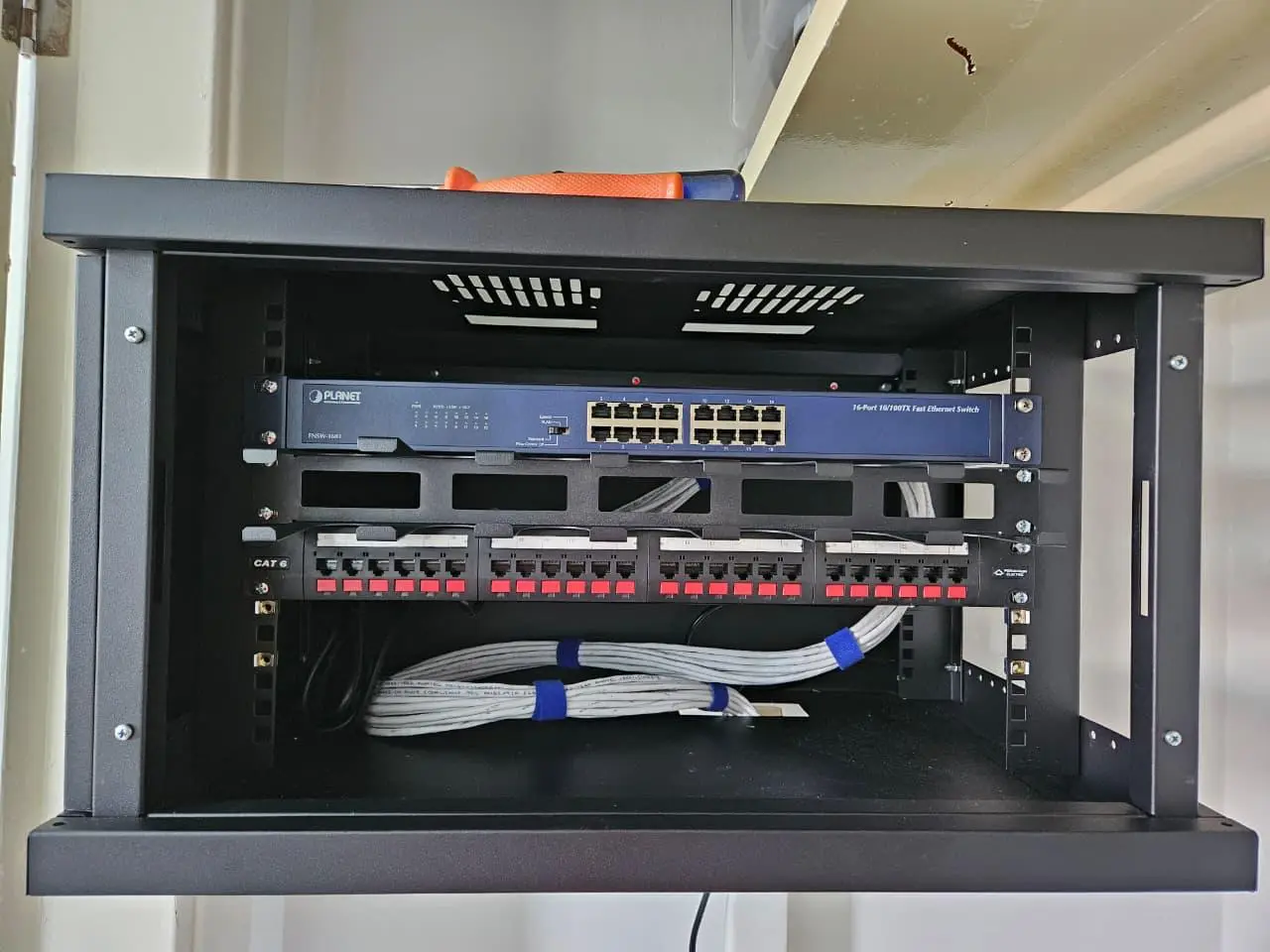 Rack de rede instalado e organizado pela Adritel